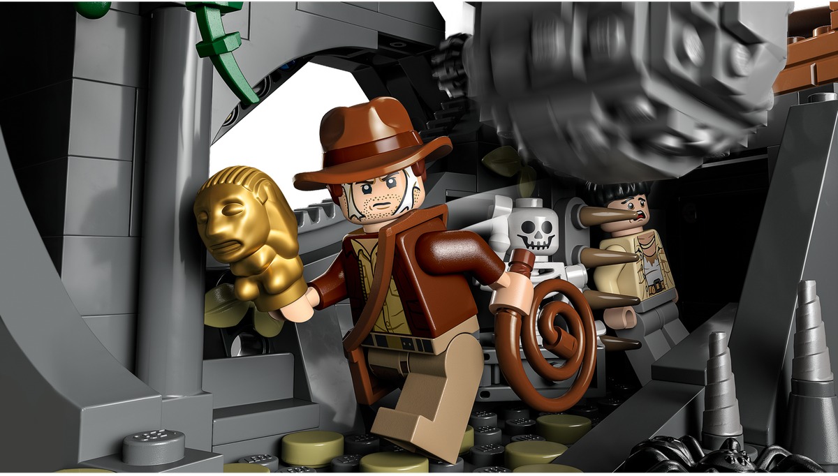 Конструктор Храм Золотого идола Indiana Jones совместим с LEGO 77015